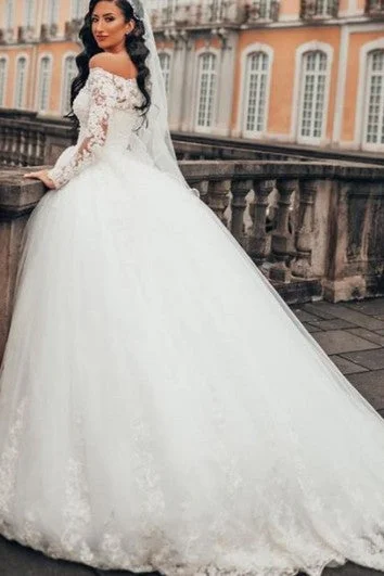 Wardrobe Upgrade Ball Gown Long Sleeved Tulle Off-the-shoulder Wedding Dress with Appliques